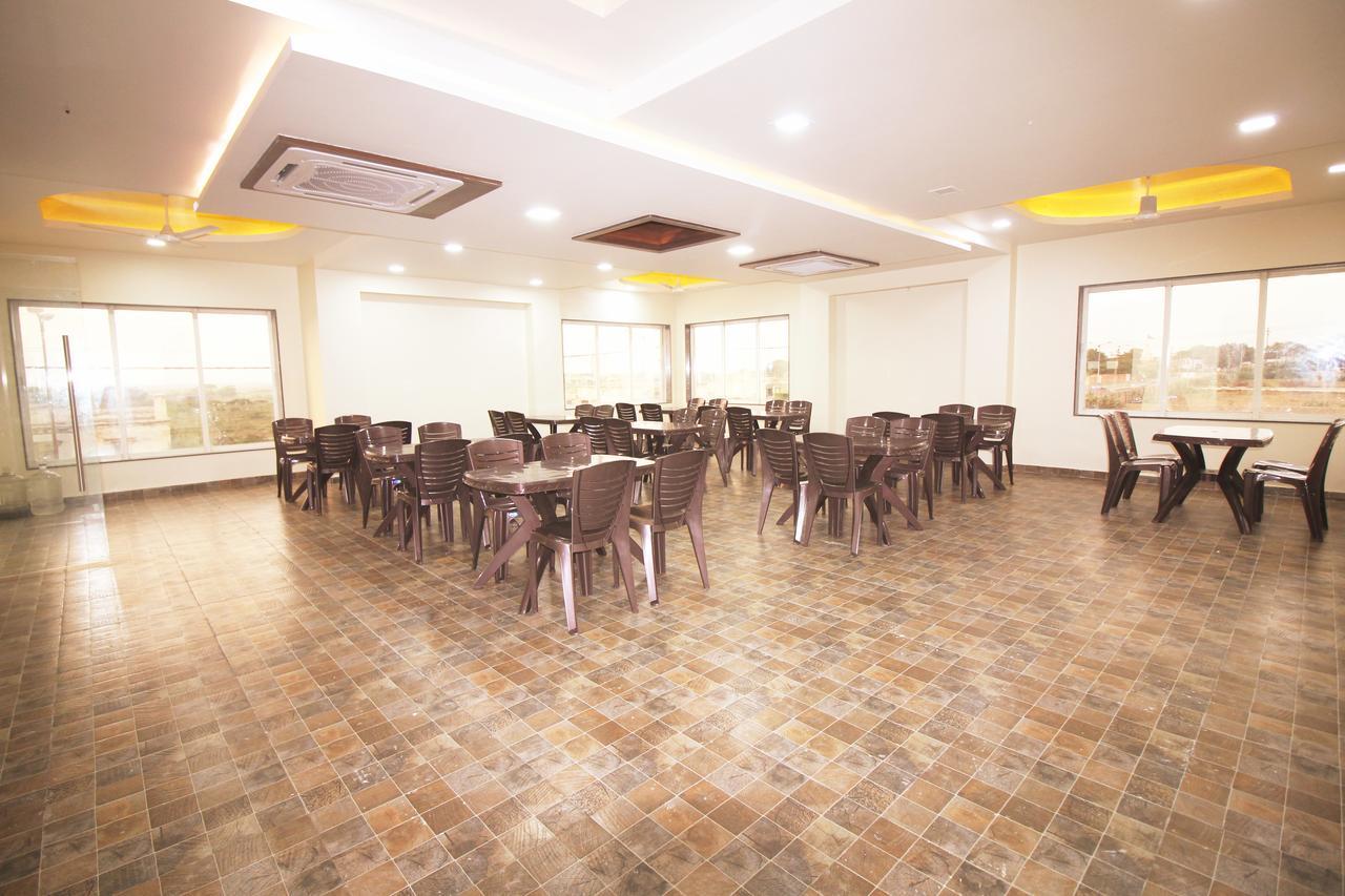 Hotel Vraj Inn Dwārka エクステリア 写真