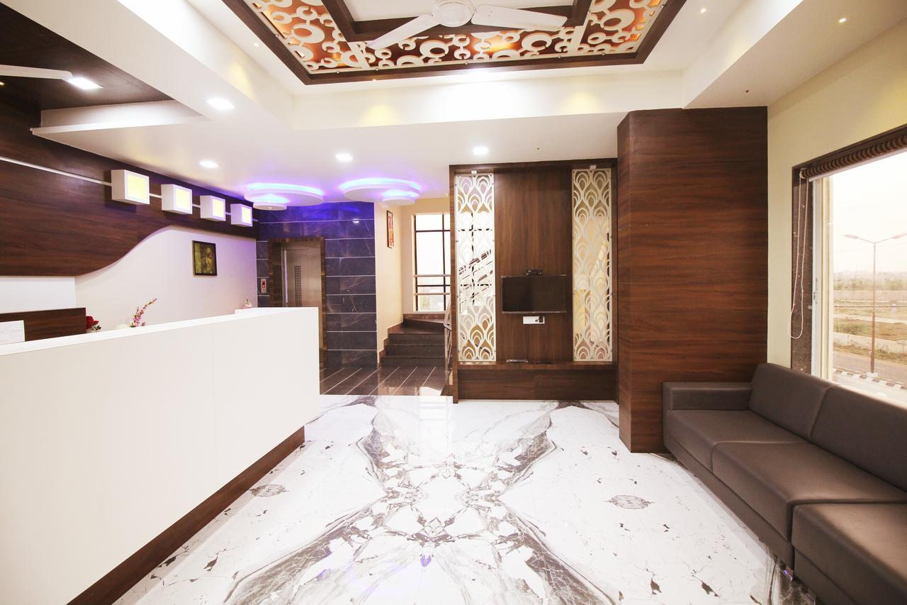 Hotel Vraj Inn Dwārka エクステリア 写真