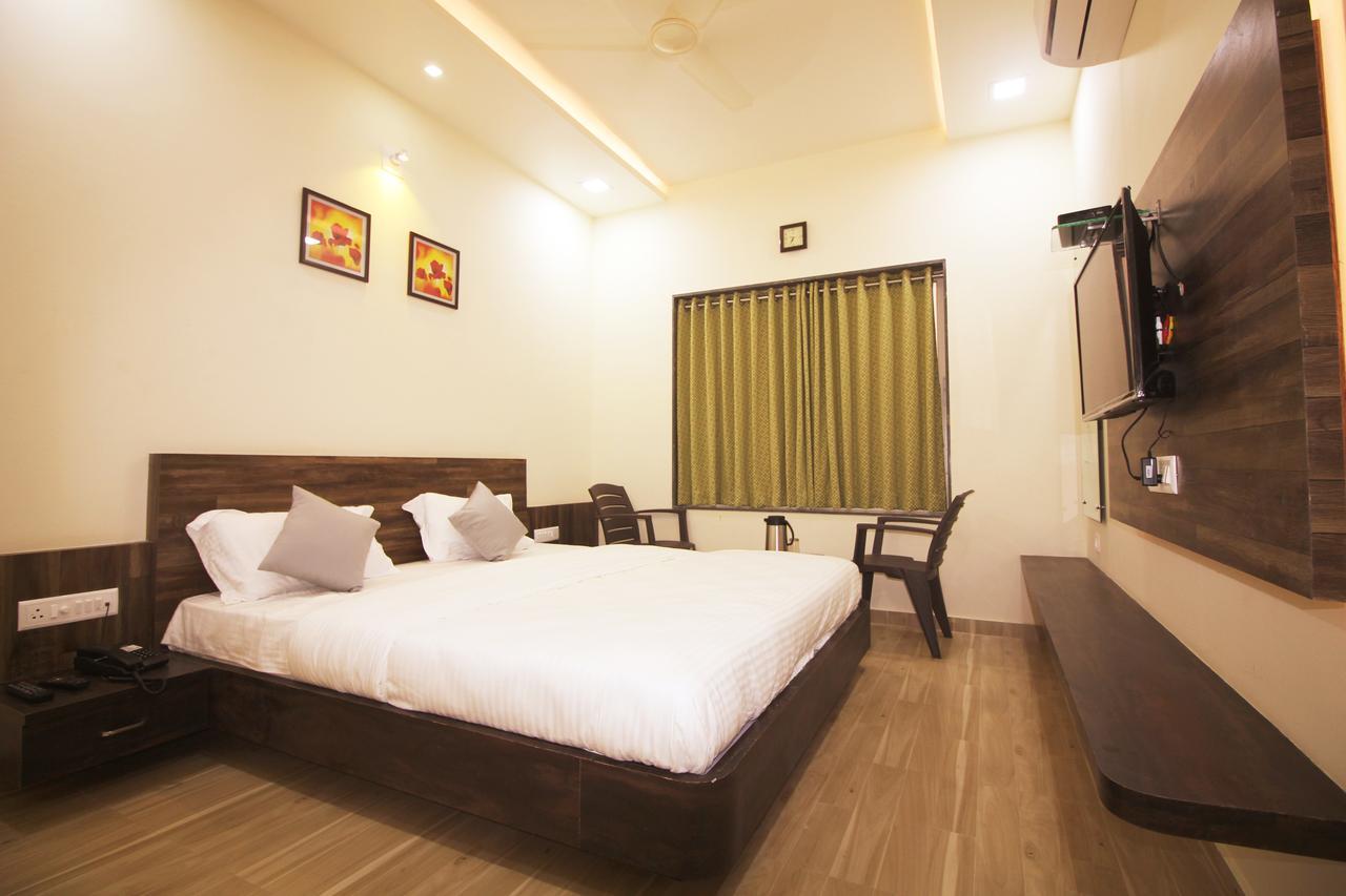 Hotel Vraj Inn Dwārka エクステリア 写真