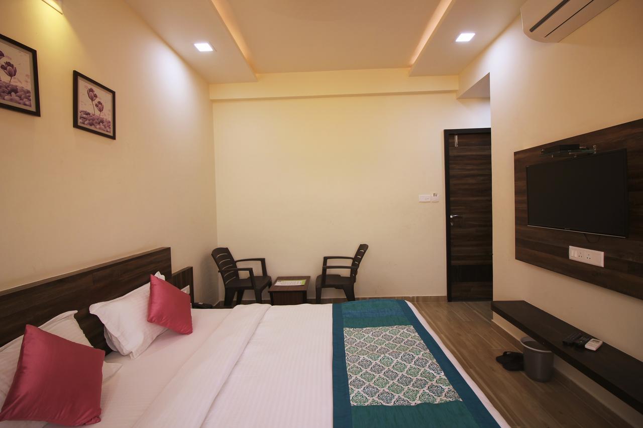 Hotel Vraj Inn Dwārka エクステリア 写真